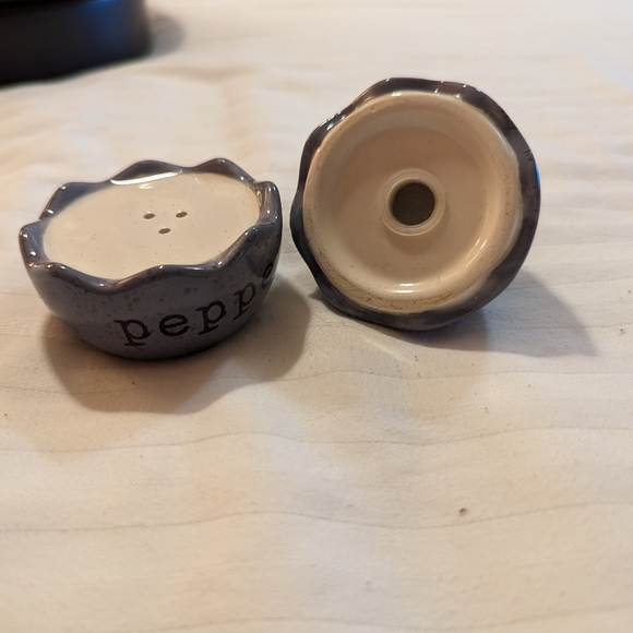 Pier 1 salt and pepper shakers. Spring. Easter egg. - Picture 3 of 6